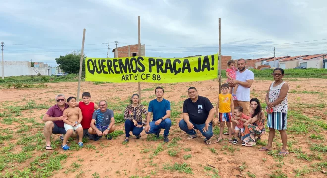 Moradores do bairro Monsenhor Murilo em Juazeiro do Norte, em frente a uma faixa com a frase: “Queremos praça já! Art° 6 da CF 88”.