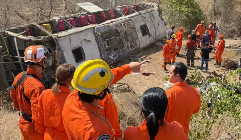 Bombeiros realizam resgate de vítimas de acidente em Alagoas