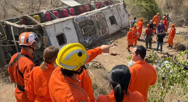 Bombeiros realizam resgate de vítimas de acidente em Alagoas