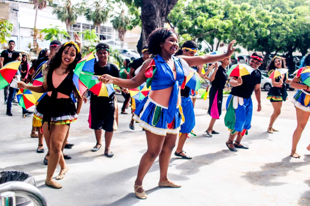 crianças brincando de carnaval em atividade desenvolvida pelo complexo social mais infância