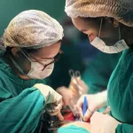 médicos realizando cirurgia