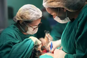 médicos realizando cirurgia