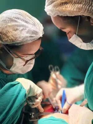 médicos realizando cirurgia