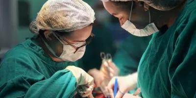 médicos realizando cirurgias