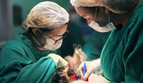 médicos realizando cirurgia