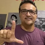 Ex-prefeito de Araripe, Geovane Guedes, fazendo o L em referência a Lula