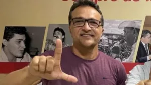 Ex-prefeito de Araripe, Geovane Guedes, fazendo o L em referência a Lula