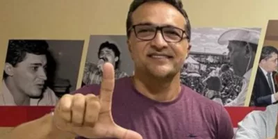 Ex-prefeito de Araripe, Geovane Guedes, fazendo o L em referência a Lula