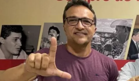 Ex-prefeito de Araripe, Geovane Guedes, fazendo o L em referência a Lula