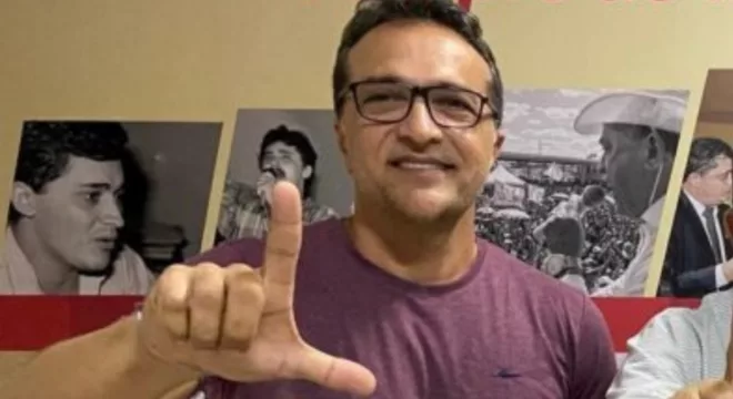 Ex-prefeito de Araripe, Geovane Guedes, fazendo o L em referência a Lula