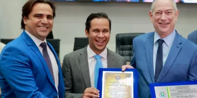 O vereador Jullian de Ciélio, o presidente da Câmara Felipe Vasques e o ex-governador Ciro Gomes | Foto: Thiago Sousa