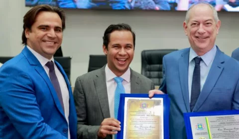 O vereador Jullian de Ciélio, o presidente da Câmara Felipe Vasques e o ex-governador Ciro Gomes | Foto: Thiago Sousa