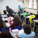 Professor dando aula, alunos em sala de aula, em Brejo Santo.