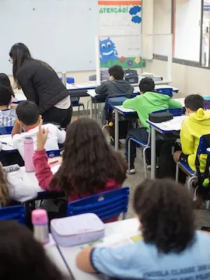 Professor dando aula, alunos em sala de aula, em Brejo Santo.