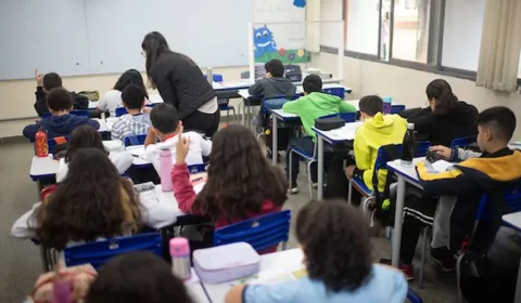 Professor dando aula, alunos em sala de aula, em Brejo Santo.