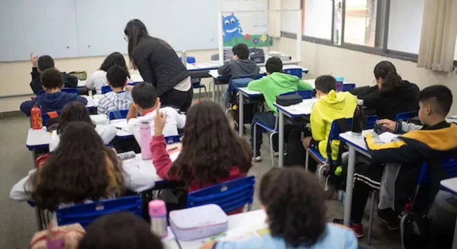 Professor dando aula, alunos em sala de aula, em Brejo Santo.