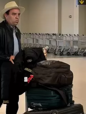 Imagem mostra Pedro Lobo desembarcando no Aeroporto de Juazeiro do Norte em outra ocasião.