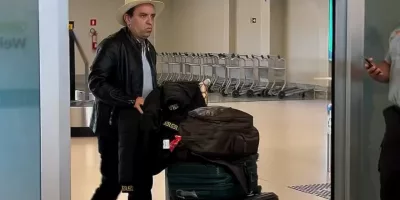 Imagem mostra Pedro Lobo desembarcando no Aeroporto de Juazeiro do Norte em outra ocasião.