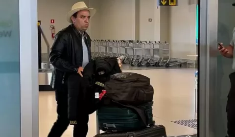 Imagem mostra Pedro Lobo desembarcando no Aeroporto de Juazeiro do Norte em outra ocasião.