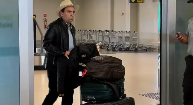 Imagem mostra Pedro Lobo desembarcando no Aeroporto de Juazeiro do Norte em outra ocasião.