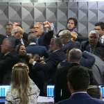 A aprovação provocou uma confusão e empurra-empurra entre parlamentares presentes na sessão.
