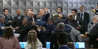 A aprovação provocou uma confusão e empurra-empurra entre parlamentares presentes na sessão.