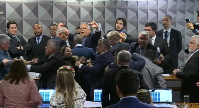 A aprovação provocou uma confusão e empurra-empurra entre parlamentares presentes na sessão.