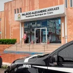 Carros da PCCE em frente a prefeitura do Crato durante operação que apura corrupção no serviço de coleta de lixo na cidade do Crato.