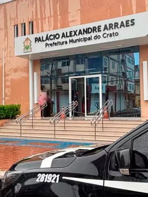 Carros da PCCE em frente a prefeitura do Crato durante operação que apura corrupção no serviço de coleta de lixo na cidade do Crato.