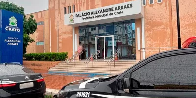 Carros da PCCE em frente a prefeitura do Crato durante operação que apura corrupção no serviço de coleta de lixo na cidade do Crato.