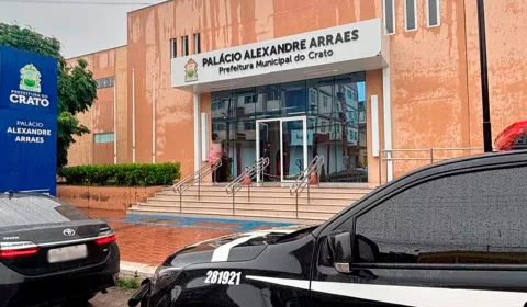 Carros da PCCE em frente a prefeitura do Crato durante operação que apura corrupção no serviço de coleta de lixo na cidade do Crato.