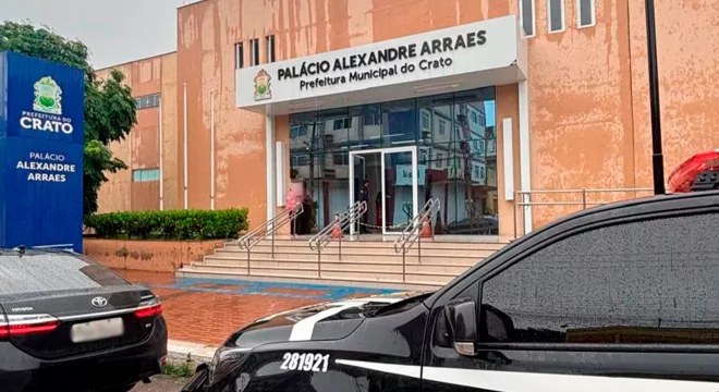Carros da PCCE em frente a prefeitura do Crato durante operação que apura corrupção no serviço de coleta de lixo na cidade do Crato.