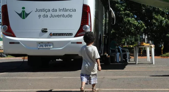 a chamada entrega legal – procedimento que permite a gestantes ou mães entregarem recém-nascidos para adoção