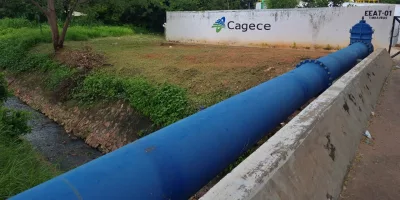 Estação elevatória opera próxima a canal de drenagem tomado por esgoto no Parque das Timbaúbas, em Juazeiro do Norte | Foto: Rogério Brito/ M1