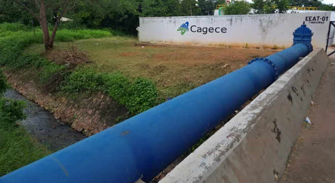 Estação elevatória opera próxima a canal de drenagem tomado por esgoto no Parque das Timbaúbas, em Juazeiro do Norte | Foto: Rogério Brito/ M1