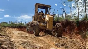 Prefeitura de Farias Brito intensifica obras de manutenção de estradas vicinais durante quadra chuvosa