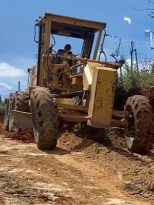 Prefeitura de Farias Brito intensifica obras de manutenção de estradas vicinais durante quadra chuvosa