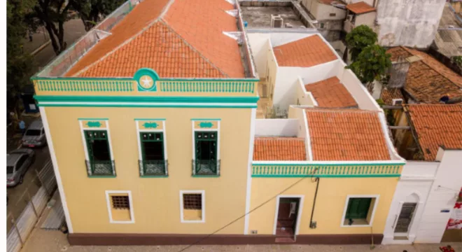 prédio que sedia dois museus no crato