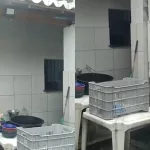 Dois servidores mostrando a cantina da escola municipal em Juazeiro do Norte com precariedade.