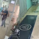 Parte da recepção do pronto-socorro do Hospital Maternidade São Vicente de Paulo (HMSVP), em Barbalha, alagada.