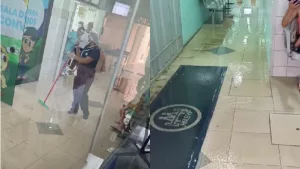 Parte da recepção do pronto-socorro do Hospital Maternidade São Vicente de Paulo (HMSVP), em Barbalha, alagada.