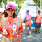 Catadora recolhendo latas e garrafa pet, em Juazeiro do Norte