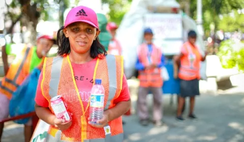 Catadora recolhendo latas e garrafa pet, em Juazeiro do Norte