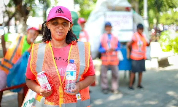 Catadora recolhendo latas e garrafa pet, em Juazeiro do Norte