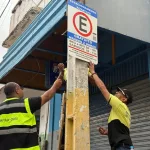 profissionais instalando placa zona azul no crato