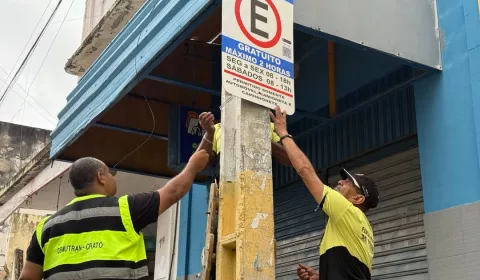 profissionais instalando placa zona azul no crato