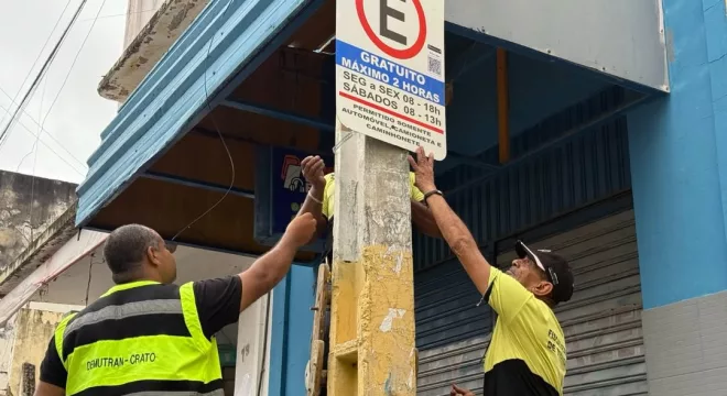 profissionais instalando placa zona azul no crato
