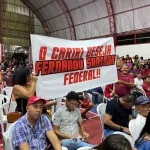 Pessoas segurando uma faixa, onde está escrito: “O Cariri deseja Fernando Santana federal”