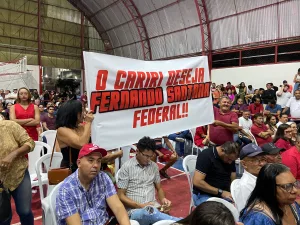 Pessoas segurando uma faixa, onde está escrito: “O Cariri deseja Fernando Santana federal”