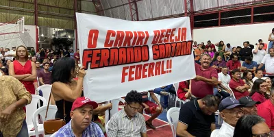 Pessoas segurando uma faixa, onde está escrito: “O Cariri deseja Fernando Santana federal”